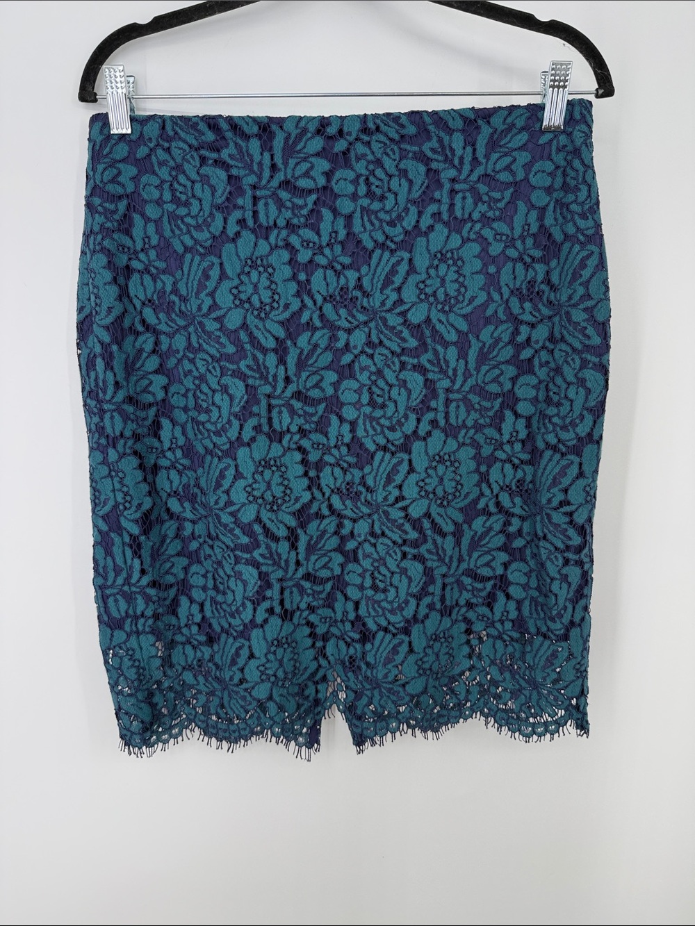 Banana Republic 6 Lace lined pencil skirt Floral pattern with scalloped hem